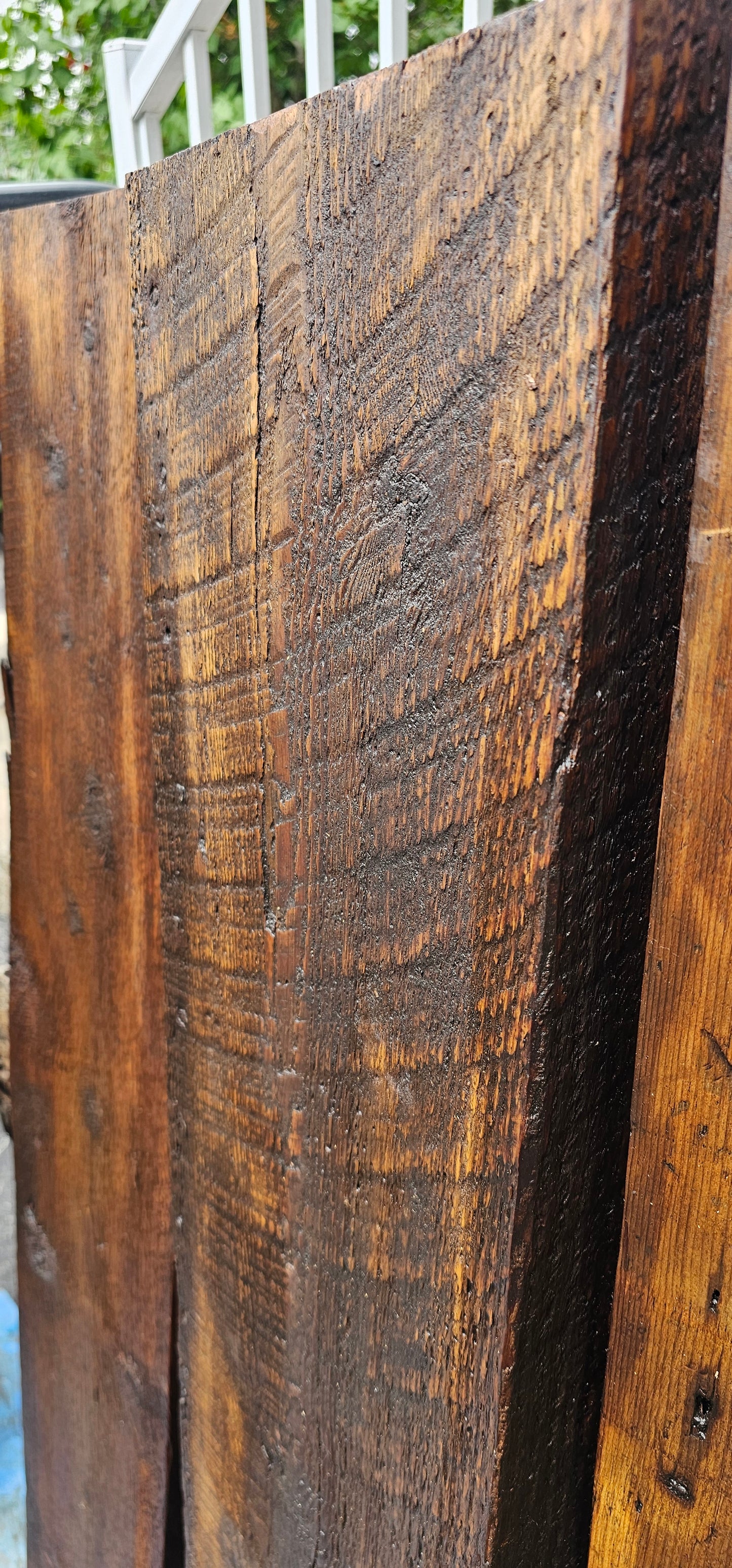 Tablettes en bois de grange finies à la cire d'abeilles