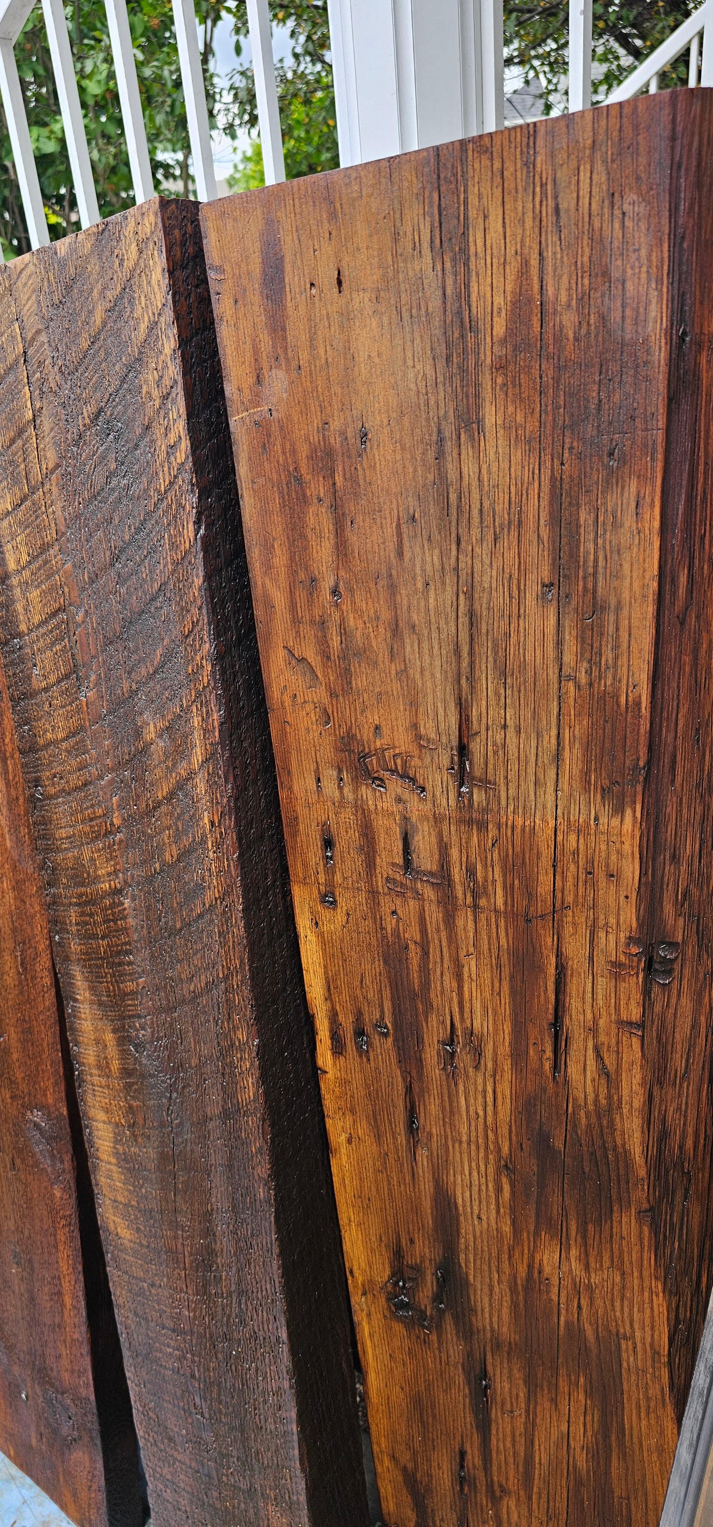 Tablettes en bois de grange finies à la cire d'abeilles