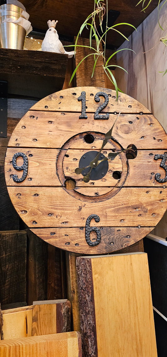 Horloge en bois recyclé