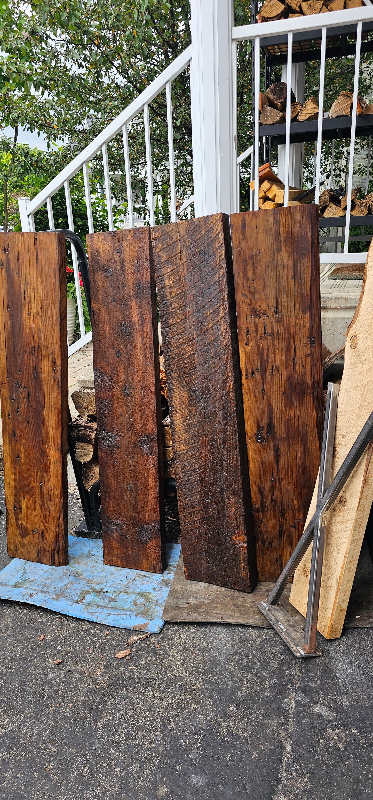 Tablettes en bois de grange finies à la cire d'abeilles